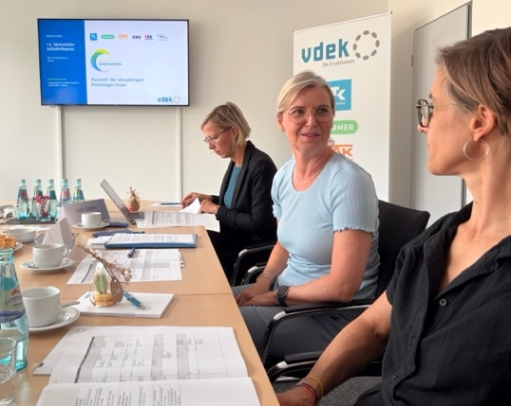 Mitglieder der Jury des 12. Sächsischen Selbsthilfepreises der Ersatzkassen 2026 im Gespräch in der Jurysitzung 
